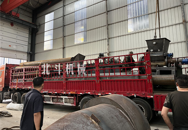 節能連續式鋸末炭化爐裝車發往安徽